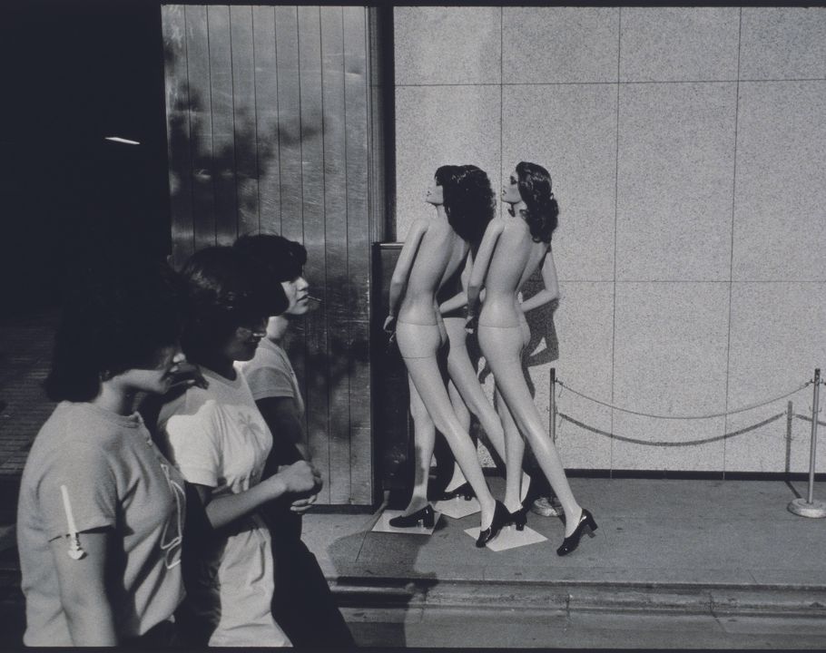 Des femmes se baladent dans la rue
