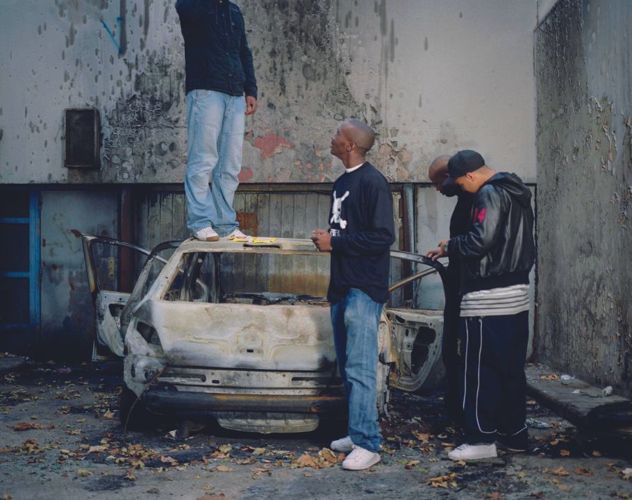 Des jeunes qui jouent dans la rue
