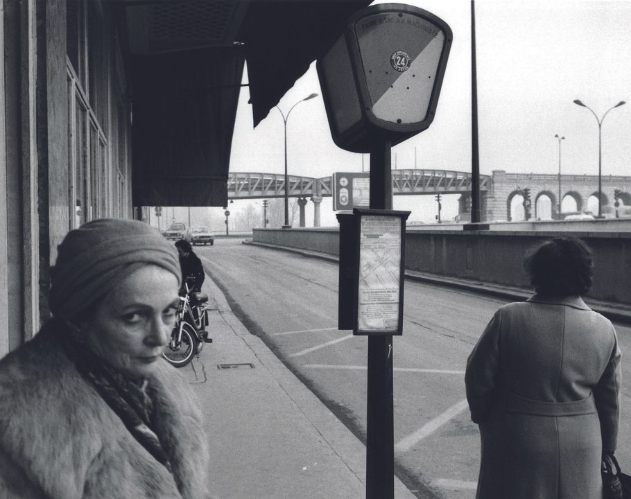 Des passagers attendent le bus sur le trottoire