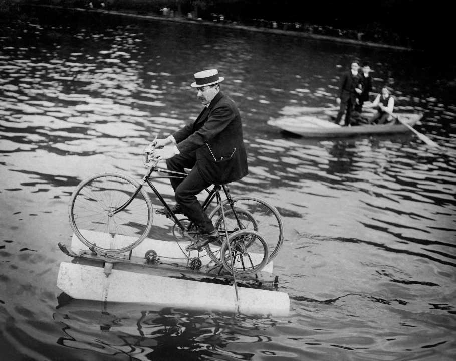 L'"amphibocycle", bicyclette amphibie, sur la Seine. Asnières (Hauts-de-Seine), 1909.