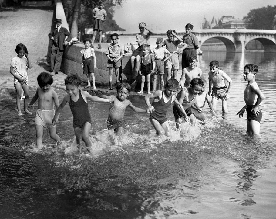Guerre 1939-1945. Enfants se baignant dans la Seine. Paris, 11 juillet 1941.