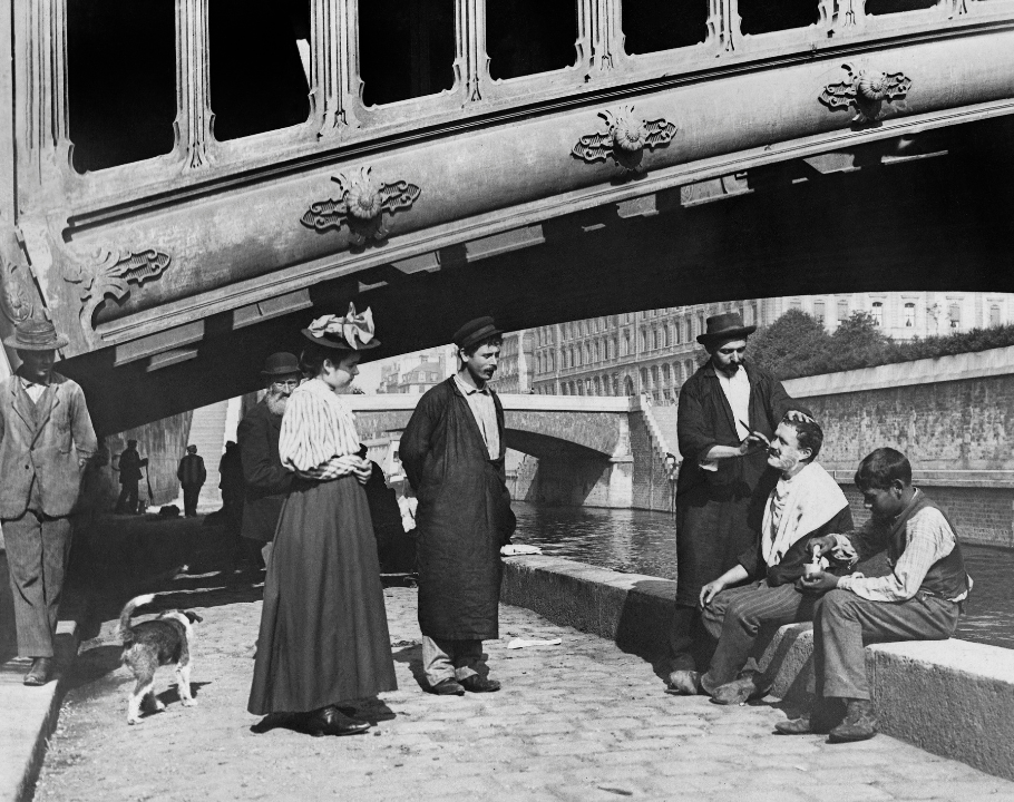 Guerre 1914-1918. Paris. La Seine et ses berges. "Berge de la Seine. Chez le perruquier".