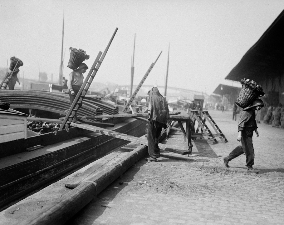 Paris, quais de la Seine. Charbonniers. 1908.