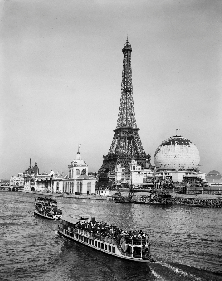 Exposition universelle de 1900. La Tour Eiffel, le pavillon Service des Eaux - Worthington et le Globe Céleste. Paris (VIIème arr), 1900.