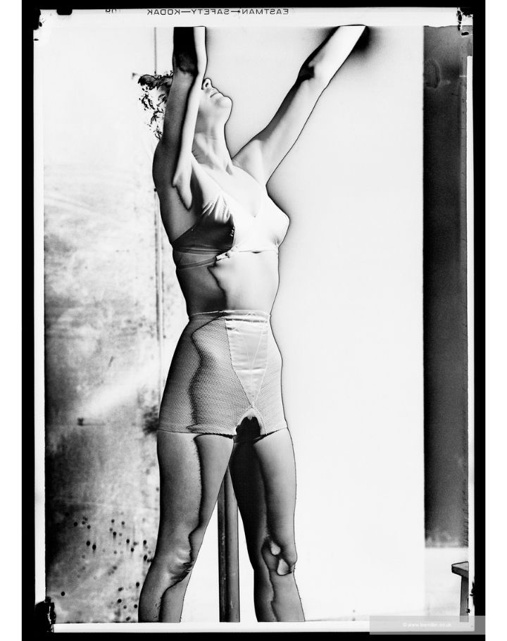 Portrait artistique en noir et blanc d’une femme en lingerie avec effet de solarisation photographique