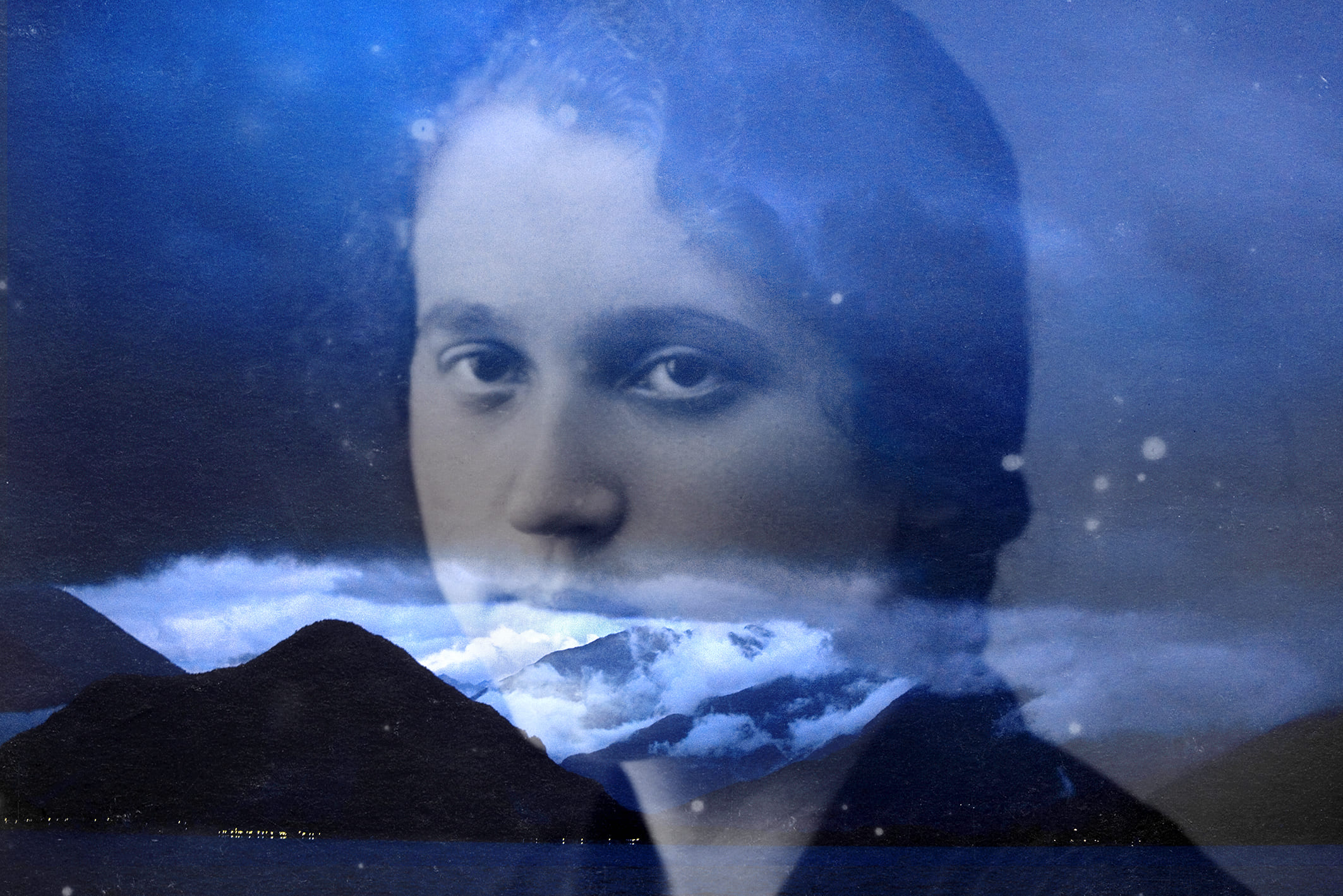 Portrait vintage d'une femme, avec un fond bleu nuit, inspirant une atmosphère mystérieuse.