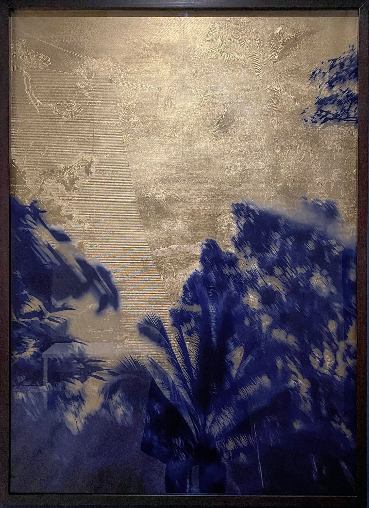 Image d'un paysage en ton doré avec des éléments naturels et un fond brumeux créant un effet pictural doux.