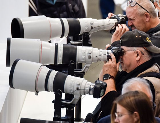 Les visiteurs testent les appareils photo