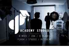 Academy Studio 4 mois à Paris - Formation 4 mois Academy Studio à Paris 4 mois de formation pour apprendre la photo en studio et le traitement d'images sur Lightroom. 8 places seulement ! Prérequis : NIVEAU AVANCÉ impératif Vous maîtrisez impérativement la vitesse d'obturation, l'ouverture du diaphragme et le mode manuel. • Apprenez les techniques de la photo en studio (13h) • Maîtrisez l'utilisation du flash cobra (8h) • Développez vos connaissances sur le logiciel Adobe Lightroom (7h30) 4 mois / 28,5 heures de cours / 8 participants max. Jours et horaires des cours : le mardi soir 19h-21h/22h et 2 cours 18h30-22h30 Un planning détaillé peut vous être envoyé par e-mail sur simple demande. Paiement en 2 ou 3 fois possible sans frais Pour plus d'informations, RDV sur le site ou contactez-nous directement par mail à l'adresse contact@grainedephotographe.com ou par téléphone au 09 80 39 42 35