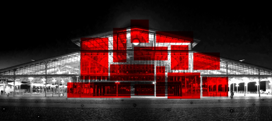 Photo de la Grande Halle du parc de la Villette en noir & blanc avec des carrés rouges par dessus