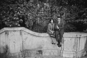 Photographie d'un couple assis sur un muret
