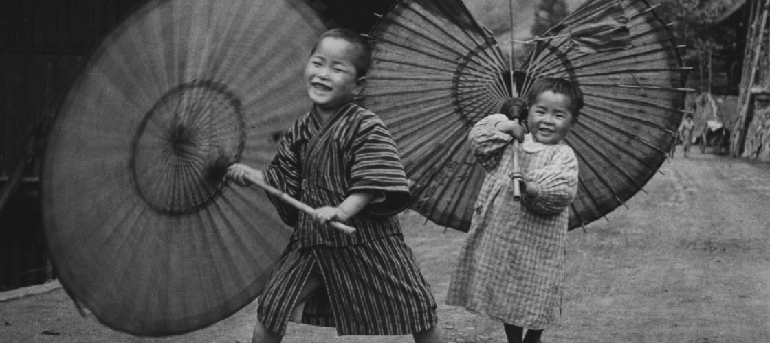 Enfants faisant tourner des parapluies, Ogôchimura photographie de la série Enfants, vers 1937 Ken Domon Museum of Photography