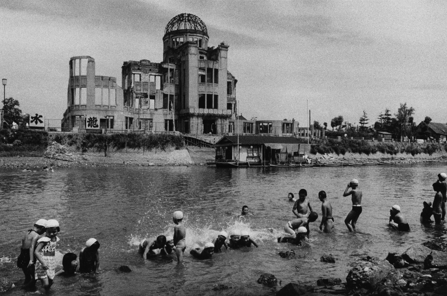 Le Dôme de la bombe atomique et la rivière Motoyasu photographie de la série Hiroshima, 1957 Ken Domon Museum of Photography
