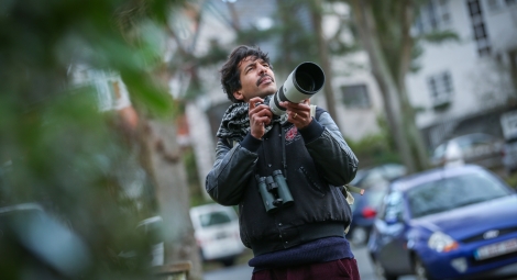 Photo d'un homme tenant un appareil photo en ville