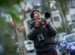 Photo d'un homme tenant un appareil photo en ville