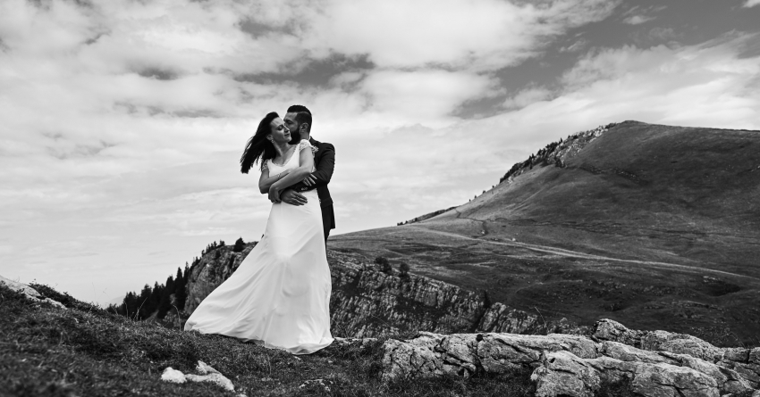 Photo en noir et blanc d'un couple de mariés dans la nature