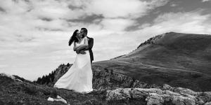 Photo en noir et blanc d'un couple de mariés dans la nature