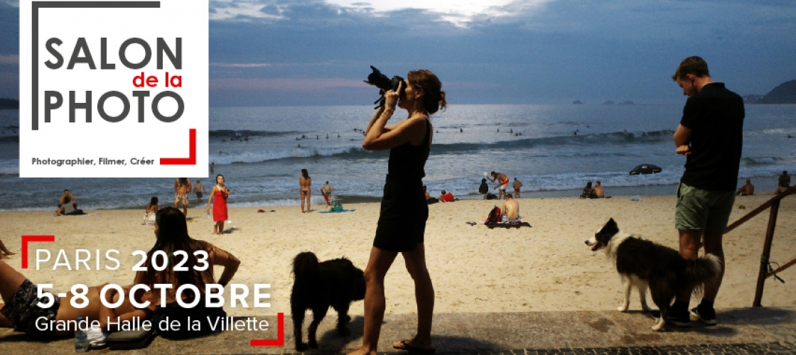 Une femme prend des photos sur la plage