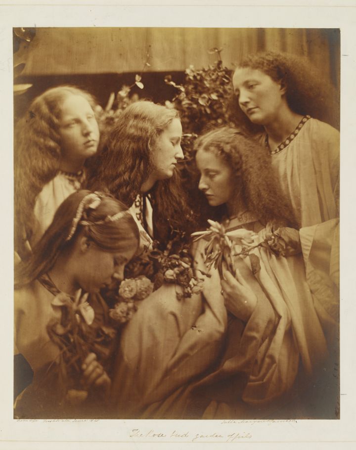 Julia Margaret Cameron The Rosebud Garden of Girls [La roseraie des jeunes filles], 1868 Tirage albuminé © The Royal Photographic Society Collection at the V&A