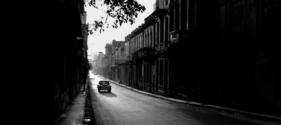 Photographie d'une rue en noir et blanc
